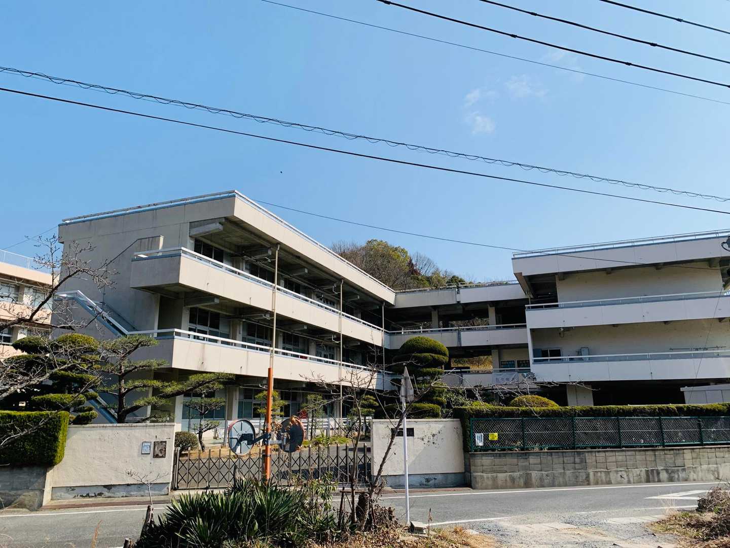 下山すると目の前に
母校の正門
こんな何処に登山口があったんだ❗️