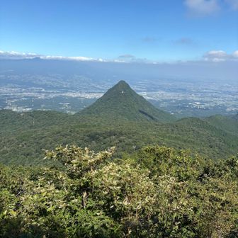 ニッ岳（雌岳）山頂からは水沢山が見えます