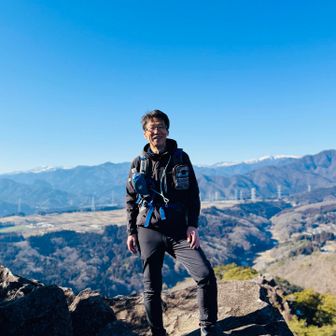 すると先程の4人組が登頂してきました。
今回が初めての登山という方もいらっしゃって、登山最高と感動していました。
最高の日に素晴らしい山に登れて良かったですね。　
そして、集合の写真を撮影したところ、私も撮ってもらいました。ありがとうございました😊

不動岩にも向かいたいところなのですが。そうするとハートが見えなくなります。
撮影ポイントに向かいます。