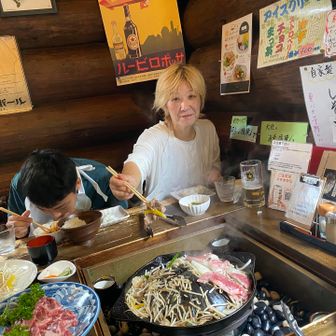 大満足です
子供はあまり野菜食べないって言ってたから
2人だけ定食にして
あとの2人はお肉単品にしましたが
ご飯大盛りにしたらそれで充分でした