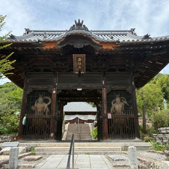 お昼を過ぎると暑くなってきました。汗だくで49番札所・浄土寺に到着です。参拝します。