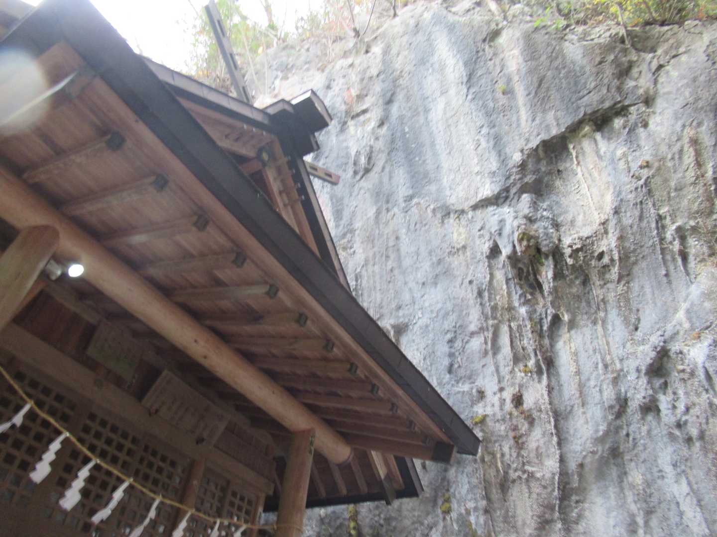白髭神社と大岩