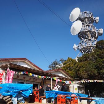 ある程度登りきったところの旗振茶屋。
旗のせいかチベットっぽさを感じる🚩