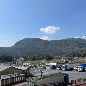 道の駅香春に戻ってきました。
香春岳が見えました。左から平らな一ノ岳、丸っこい二ノ岳、三ノ岳