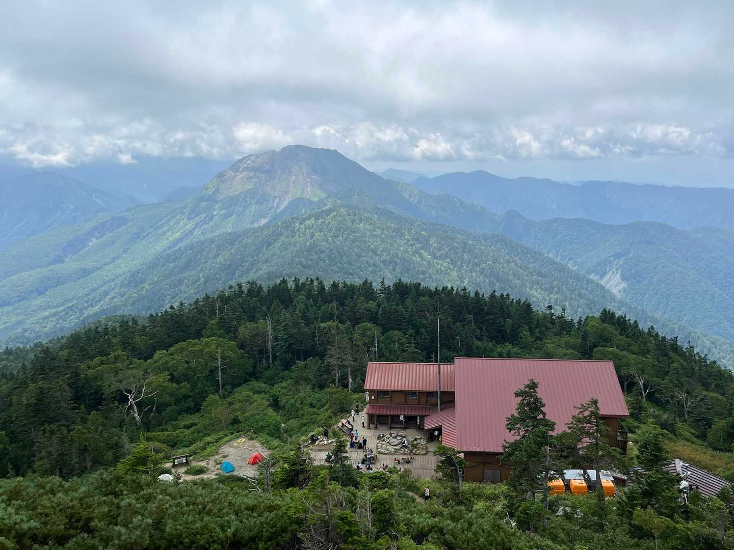 山小屋、賑わってます