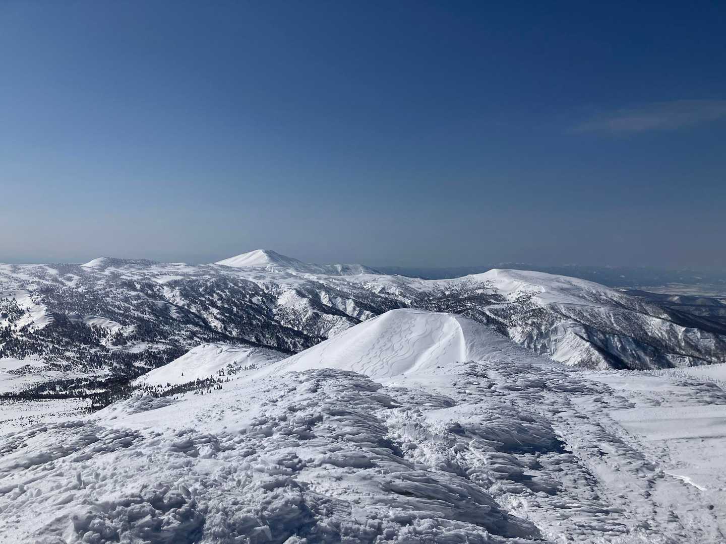 真ん中硫黄岳、右奥に横岳🗻