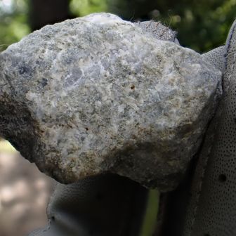 緑簾石か透輝石の入った珪灰石。