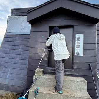 内側のドアノブが無くなってて内側から開けられず閉じ込められた人がいたそうです。
窓から脱出したとのことで窓はビニールシートが貼られてます。
中は風遮断されて2段になっていて泊まれます。