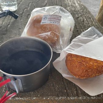 ホットコーヒーとセブンのチーズカレーパン