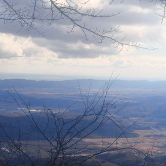 朝に登った四方山越しに海まで見えたー！！