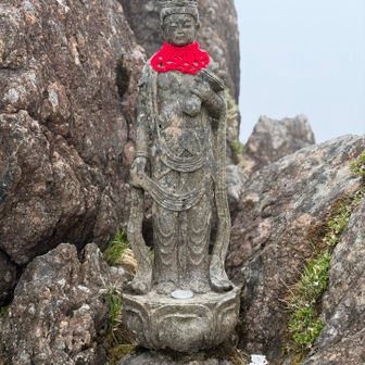 その前に11面観音菩薩様。今年もお会いできてうれしいです。登山者の見守りありがとうございます🙏