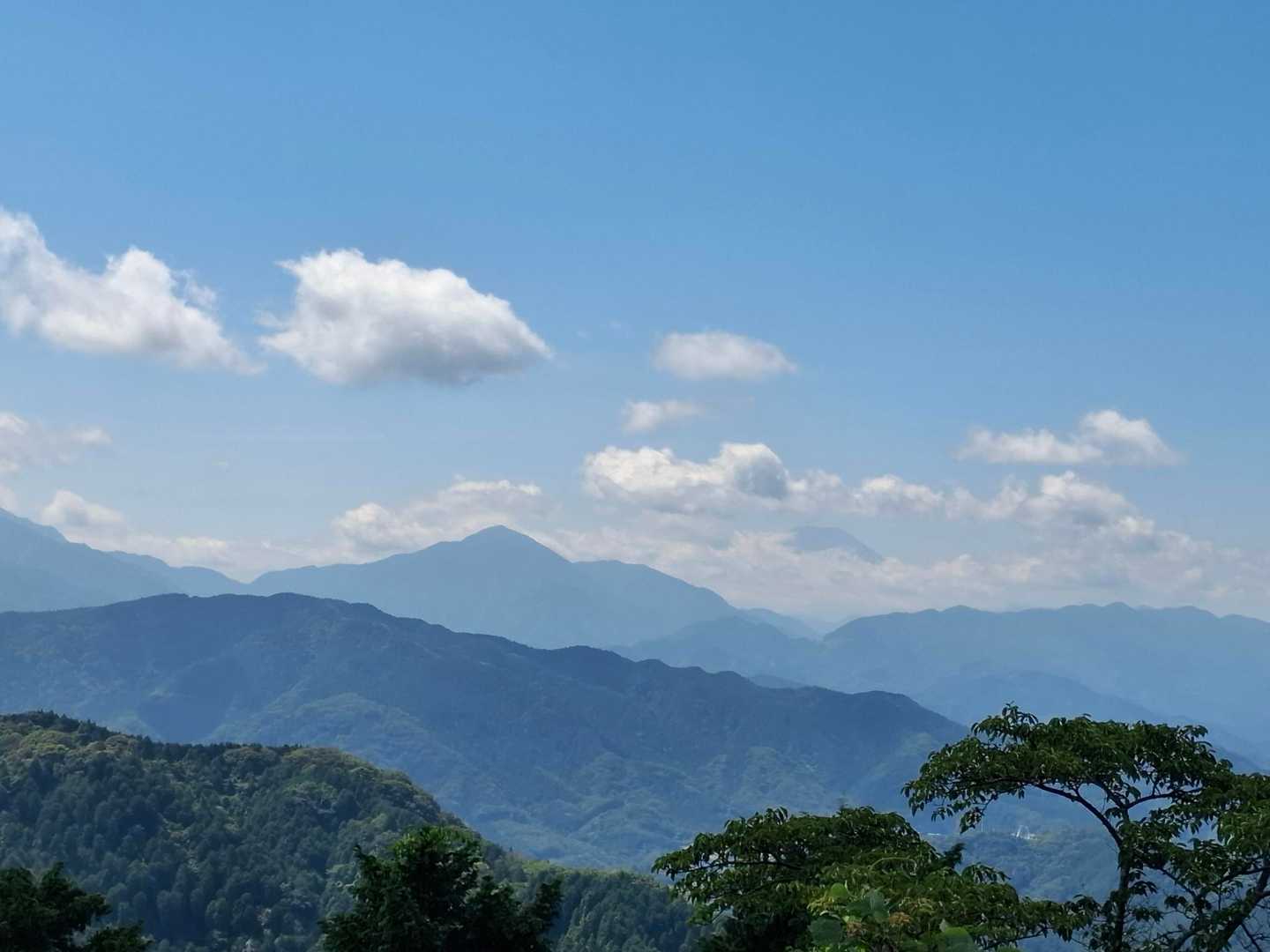 左から、大室山、富士山、御正体山