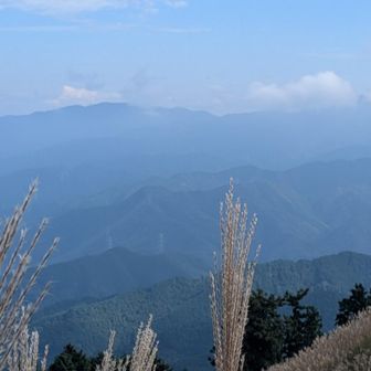 岩湧山から見た金剛山と葛城山。
最近金剛山行ってないなぁ🤔
ミャクミャクさん来てから人多いみたいやね😆

ミャクミャクさん…
早く帰ってくれへんかなぁ🤣
