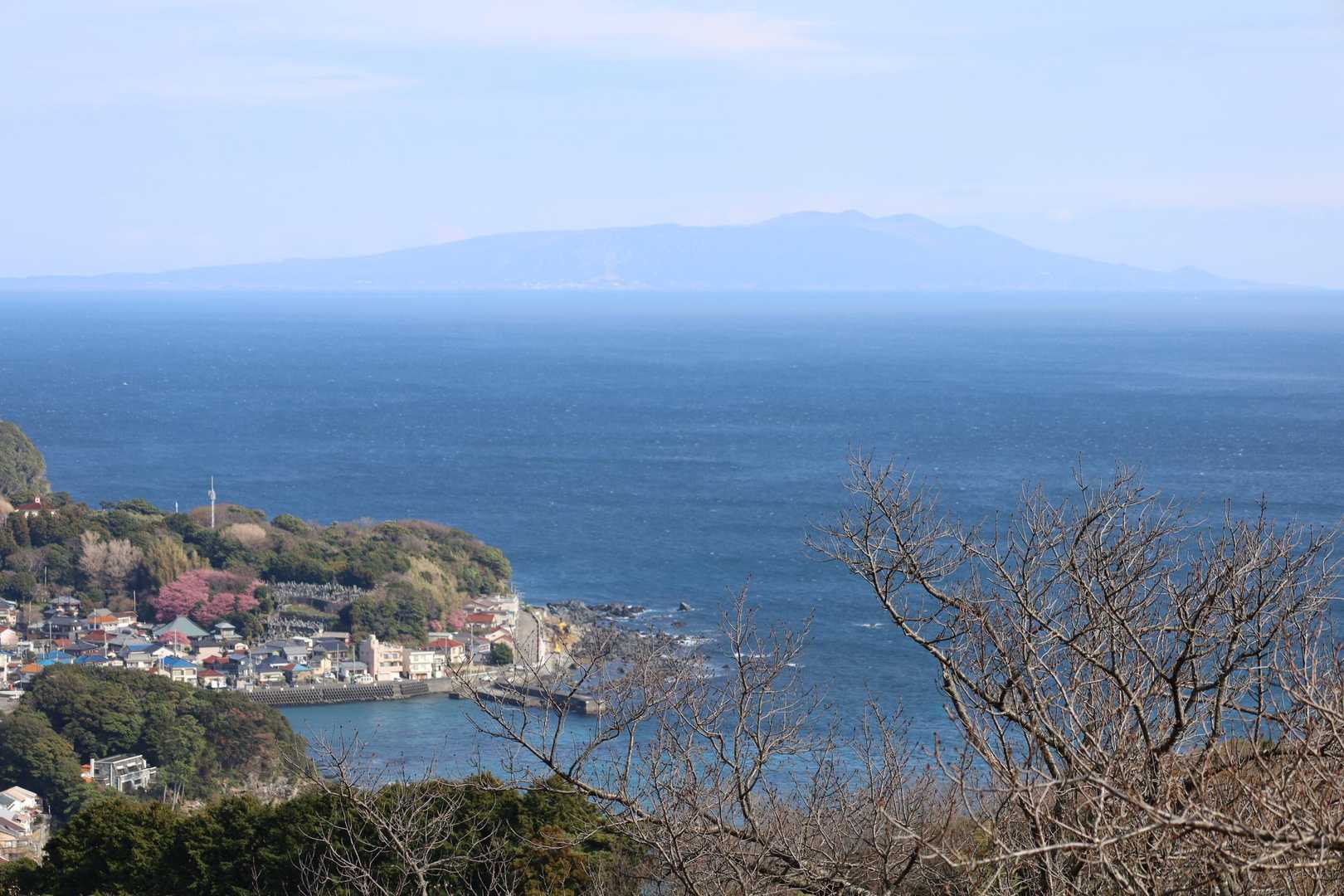 沖には伊豆大島