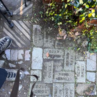 菜園にも陶器を焼いていた窯の廃材を再利用したレンガが敷き詰めて有りました