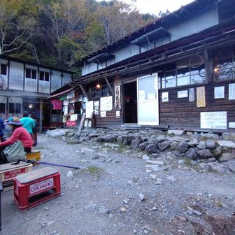 大門沢小屋に到着。焚火やストーブがあり、とても居心地の良い小屋でした。手洗も洋式男女別（ペーパーは備付なし）。シャワーもあります