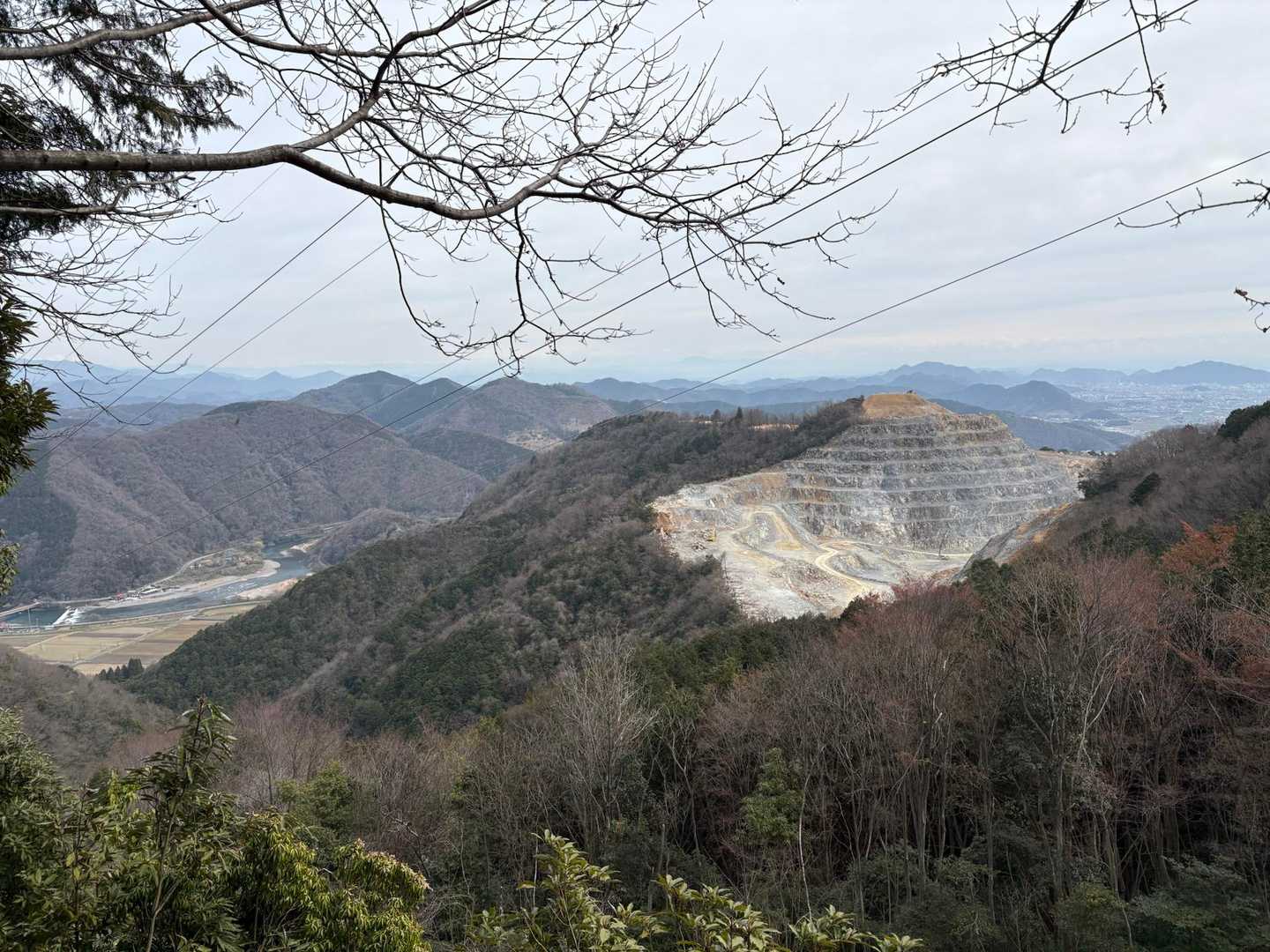 砕石場がきれいに見える
あんな所をトラックが走ると思うと怖いですね