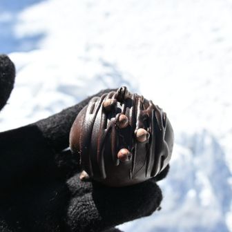 食べだしたら止まらない💦
昨日、佐久でゲットしたチョコボール、う、う、うま〜😍
中は湿ったパウンドケーキっぽいの✨
🍷飲みたくなります！