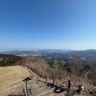 山頂は広く　BBQハウスがあるが今は誰も居ない
10数段上がると展望所
雲ひとつない青空に　時間が止まります
