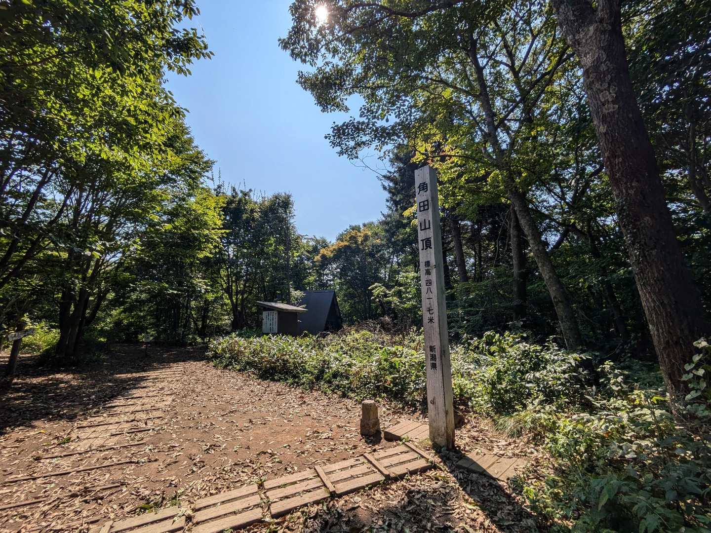 到着、陽射しが暑☀
木陰探して休憩
ここから何処に下りようか悩み
やっぱり海見たい！
って事で灯台コースへ