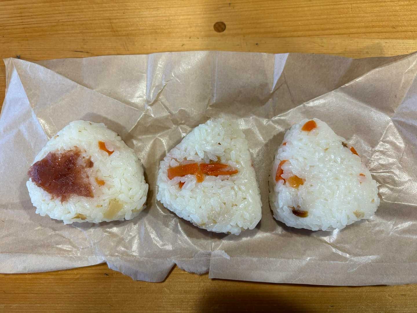 おはようございます。
朝弁当はおにぎり3つでした。