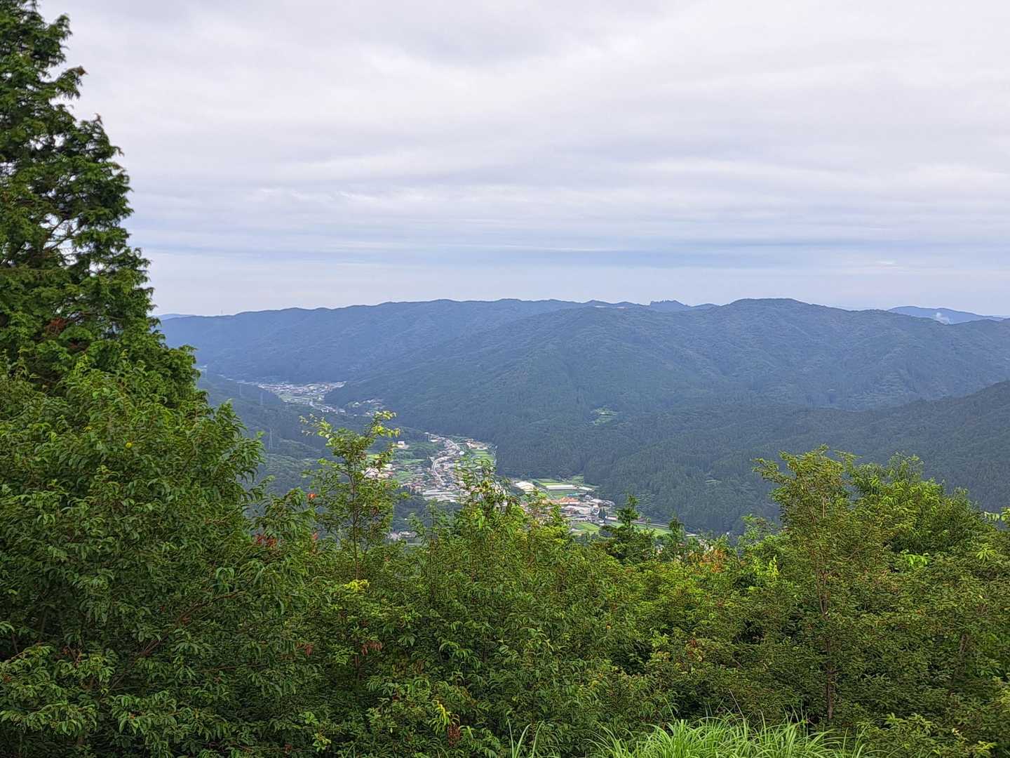 夏焼城ヶ山（なつやけじょうがさん）889m。
山頂からの景色。
稲武の街が見えます。