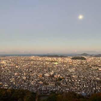 朝日に照らされる松山市街。