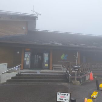 大台ヶ原ビジターセンターです。晴れてたら寄ってたと思いますが、雨降ってて傘も持ってなかったのでスルー。。。