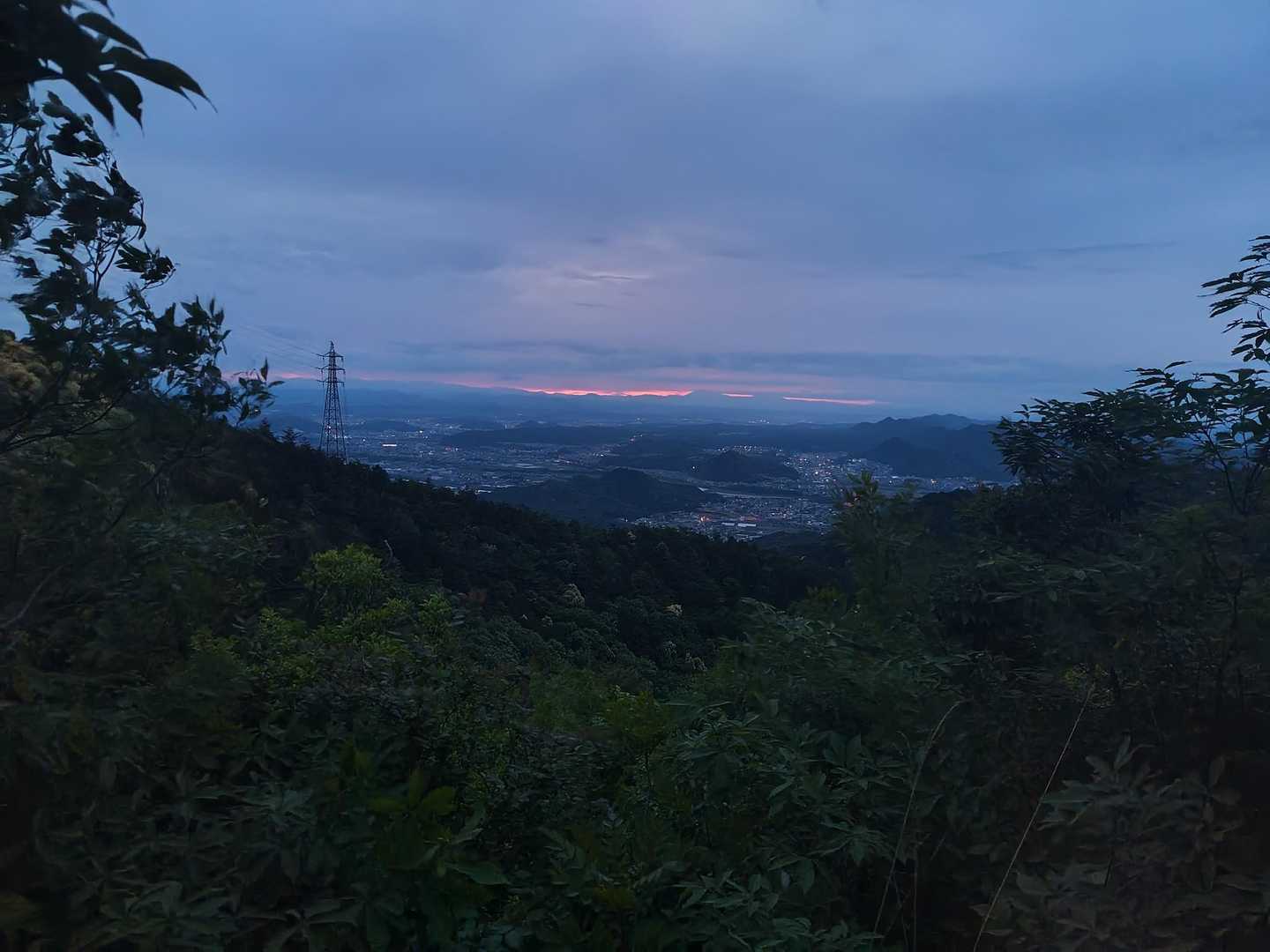 百々ヶ峰へ向かう途中の景色
どんよりしてるけど良い景色
日の出まではまだしばらくあるね
前回はこのあたりで雨がポツポツしてきたなぁ😆