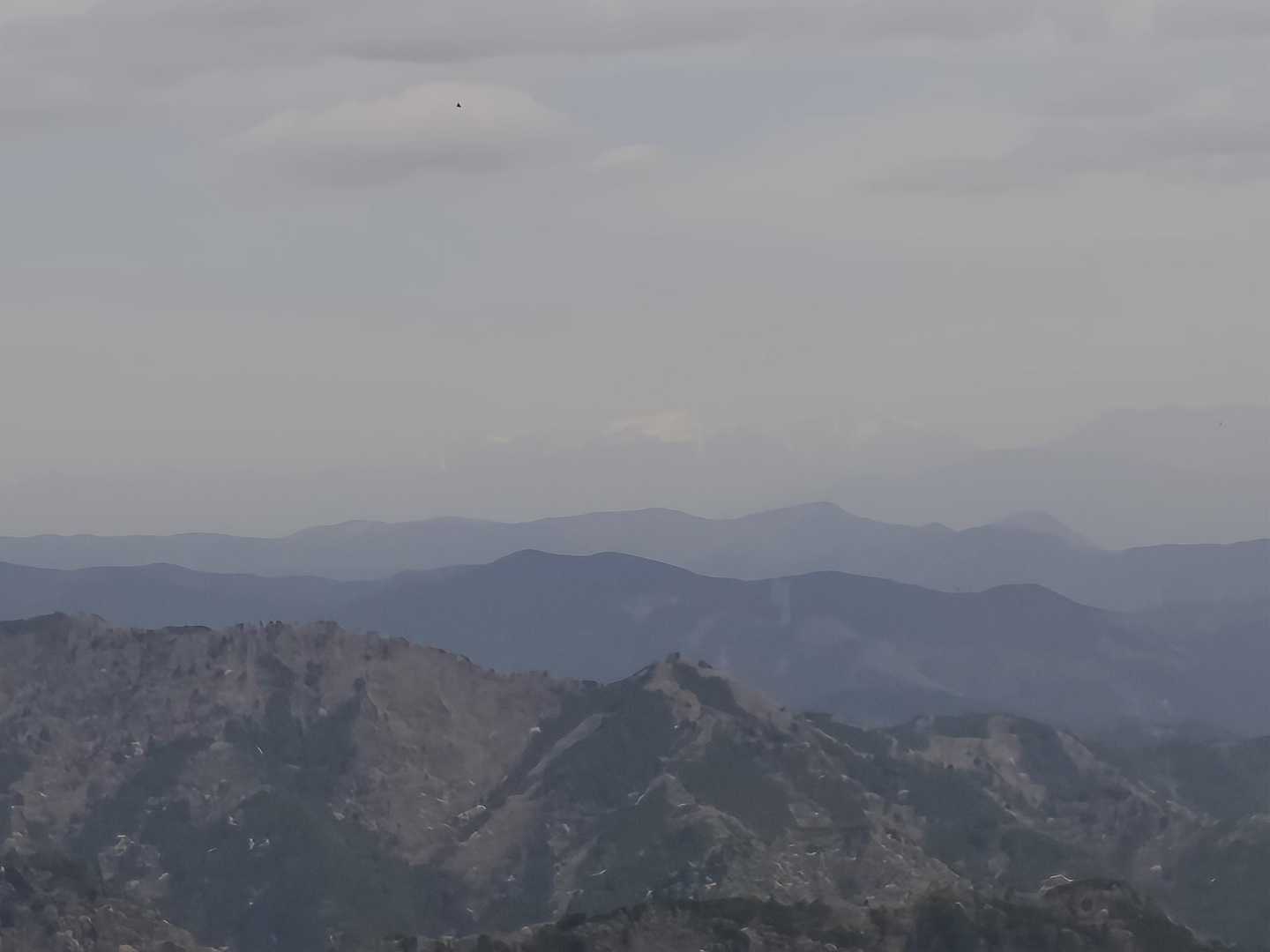 霞んでますが南アルプスが見えます。
