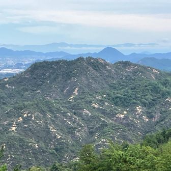 手前が金勝山⛰️ 奥が三上山⛰️