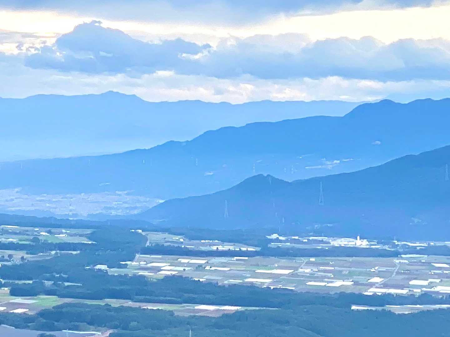 榛名山、私にはこちらも判別できませんが、奥には駒ヶ岳や北岳、赤岳なども見えているらしいです。