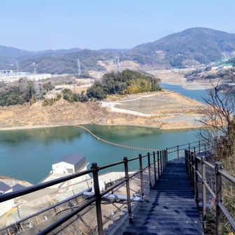 安威川ダムの展望台からの眺め
右上部は竜王山
これから隠れキリシタン道に立ち寄ってから登ります