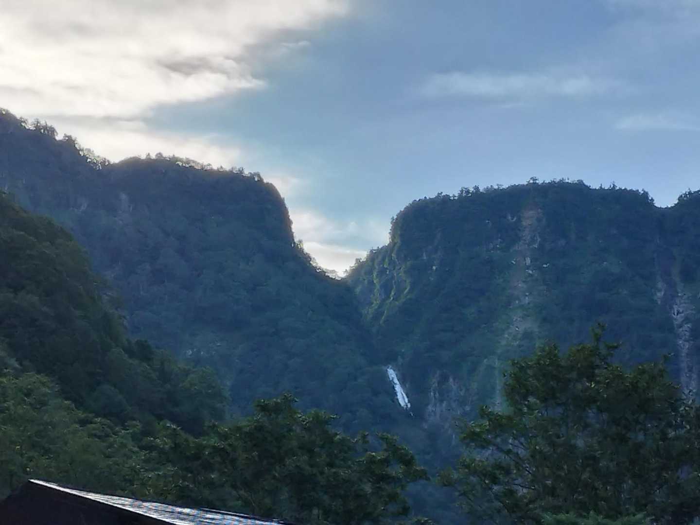 遠くから見た称名滝