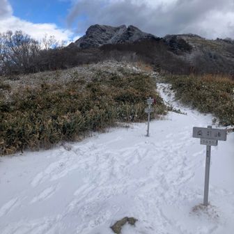桑瀬峠。着いた時に寒風山も見えていて青空も少しあって、「もしかしたら...」と淡い期待。
桑瀬峠までスマホを防水ポーチ入れて外出ししていたら、低温でバッテリー警告、登山口で85%以上あったのに、この写真撮ったらあと7%って..。モバイルバッテリーにつないでシェルの内ポケットに退避させました。
