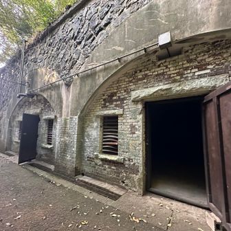 矢筈山山頂部に
軍事用に作られたと思われる
壕やトンネルなどの歴史的建造物が残っている。