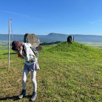 山頂でトンボとクマバチに襲われパニックなところをパシャリ📷
