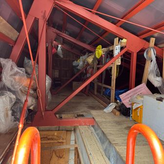 2階から入りますが2階は荷物置き場だね