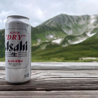 小屋に戻ってきました。
お疲れさまの乾杯🍻
缶ビール500㎖は¥1000
350㎖は¥800