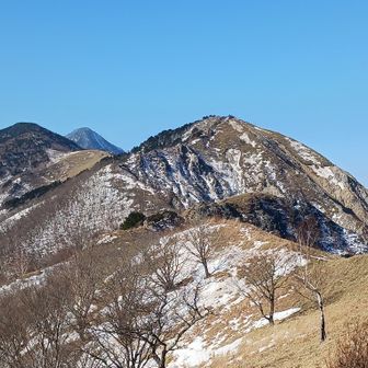 奥に皇海山。ずっと歩きたくなる稜線美っ✨