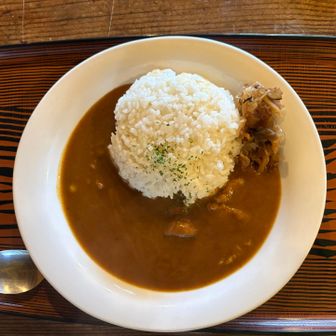 お腹がすいたので
テント⛺️張る前に
白馬大池山荘横の
売店でビーフカレー🍛
をペロリ😋