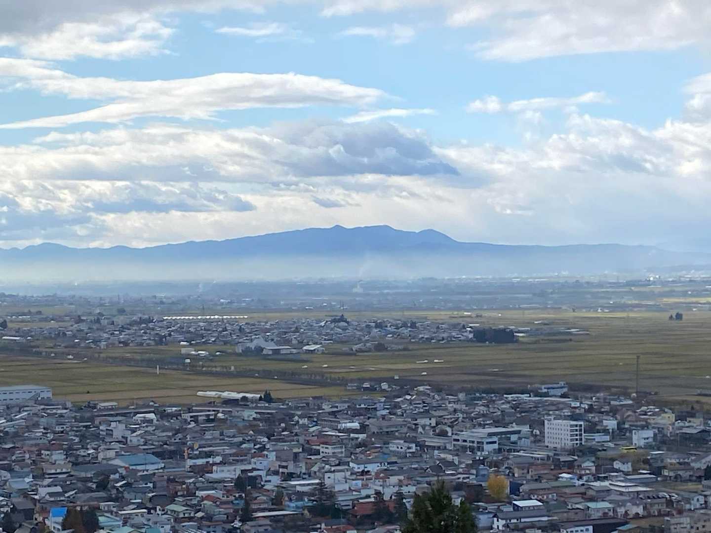 正面に白鷹山