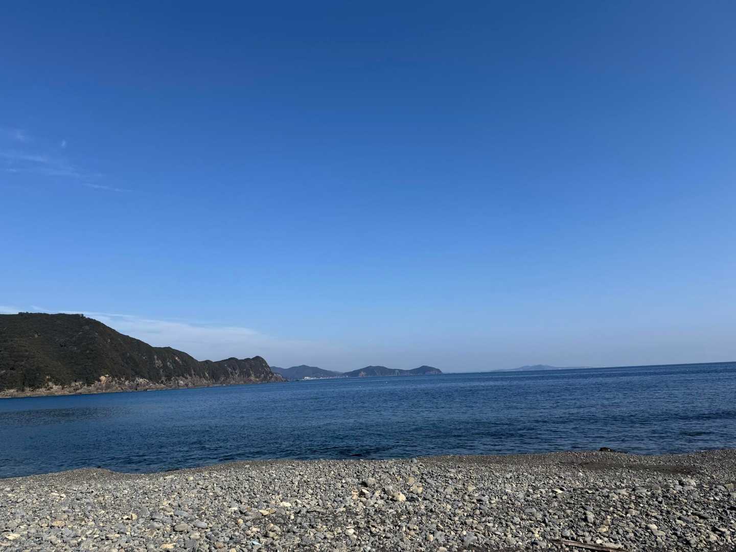 綱代浜。近づくと波にはまり、濡れた😅あたり前だけどしょっぱい😋