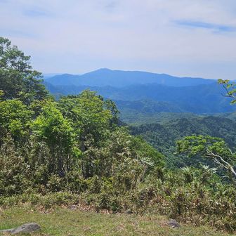 南に昨日登った氷ノ山が見える‼️