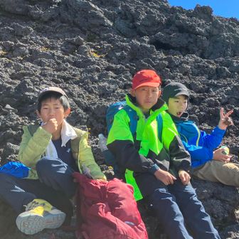 お鉢巡りから戻ると、後から登ってきた子と合流できました😭😭😭２人に追いつこうと必死で頑りました👏全員で山頂に立てて感無量です🥹