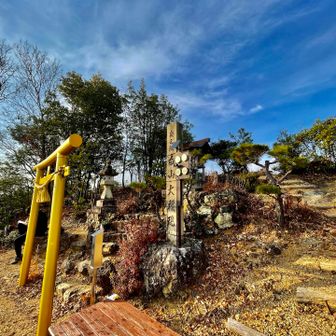 東海短大前を抜けて野一色権現到着⛩️

動かない脚を糖分と水分で動かしました🥯🧃