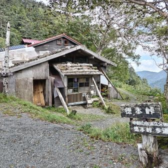 １日目は少し短いですが、上高地から明神を経由して徳本峠まで。この徳本峠小屋も歴史が感じられる佇まいで素敵でした。
今回は（金欠なので）徳本峠小屋前でテント泊です😄