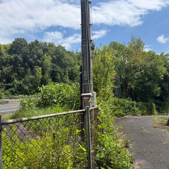 高速道路脇の登山口に出て
松尾山の登山口へ