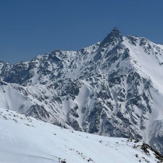 左に北鎌尾根を、その手前に西鎌尾根を大きく広げた槍ヶ岳も目の前に大迫力で見えています🏔️👍

