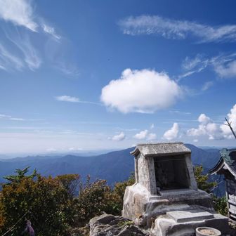 男山
独特のポーズの蔵王権現が安置されていた。
と書いたが調べてみると男山は「石土古権現」（いしづちごんげん）だそうだ。中に安置されていた仏様を見て蔵王権現と思い込んでしまった😅